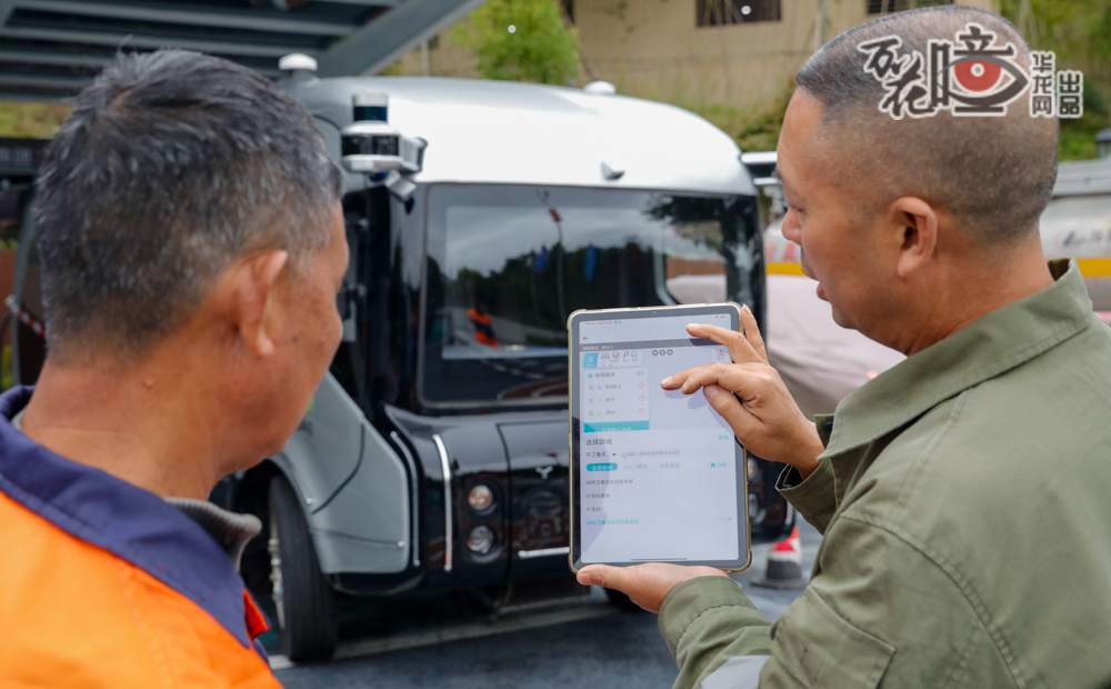 在榮昌區新質環衛示范點，劉佐箱手持一塊平板電腦，向共事多年的老同事們講解，編輯好路線，就可以啟動出發了。“就像操作智能手機一樣。”擁有11年清掃車駕駛經驗的老劉對這個新伙伴很滿意，昔日的辛勞已被科技的便利悄然接替，質量和效率雙提升，而工作，多了一分從容的溫度。