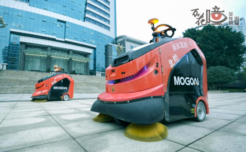 在巴南區的晨曦中，無人清掃車于廣場上緩緩前行。它融合了自主感知、精準導航與多重防護系統，不僅能自動完成清掃與垃圾傾倒，更能在電量告急時，悄然回到預設的充電點自我充能。從啟程到歸來，全程無需人工干預。