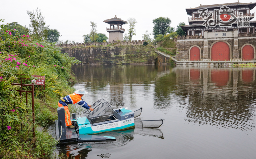 無人駕駛清潔船靜靜停靠在河邊泊位上，等待著下一次出發。可別小看這小小的船兒，它可蘊藏著大量“黑科技”，敏銳的傳感器、機械作業臂與360度高清攝像頭，讓遠方的指令能化為水面上精準的航行。