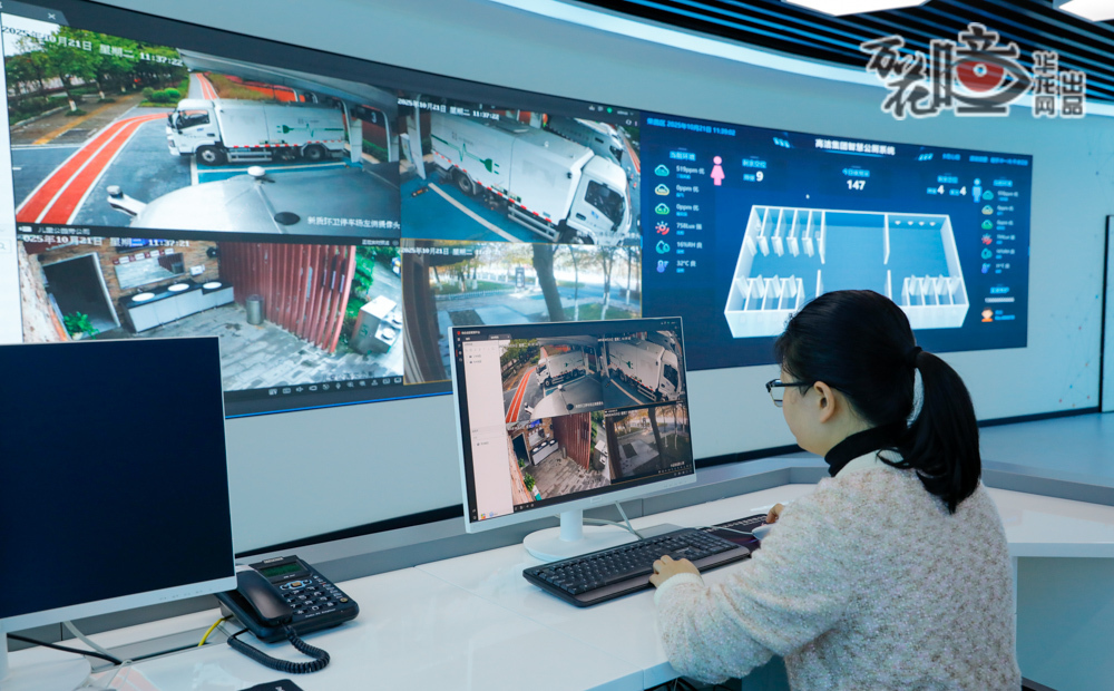 遠在榮昌智慧指揮控制大廳的工作人員，注視著大廳內的大屏幕，每一臺環衛設備、每一位環衛工人的軌跡，都化為躍動的光點，在這張數字大屏上清晰流轉。工作人員只需輕點屏幕，便能將指令送達街巷與河岸，實現人、車、船的精準調度與協同，推動城市治理向智能化、精細化發展。