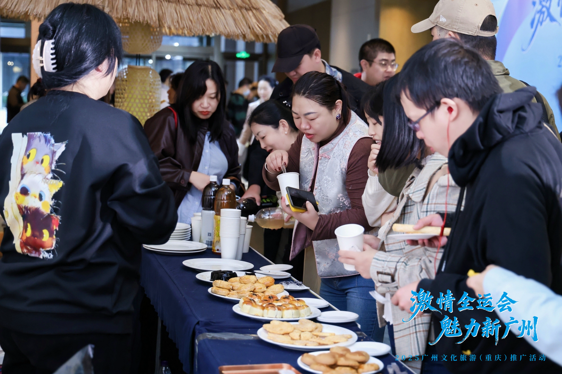 現場的美食博覽區,大家爭相品嘗。廣州市文化廣電旅游局供圖