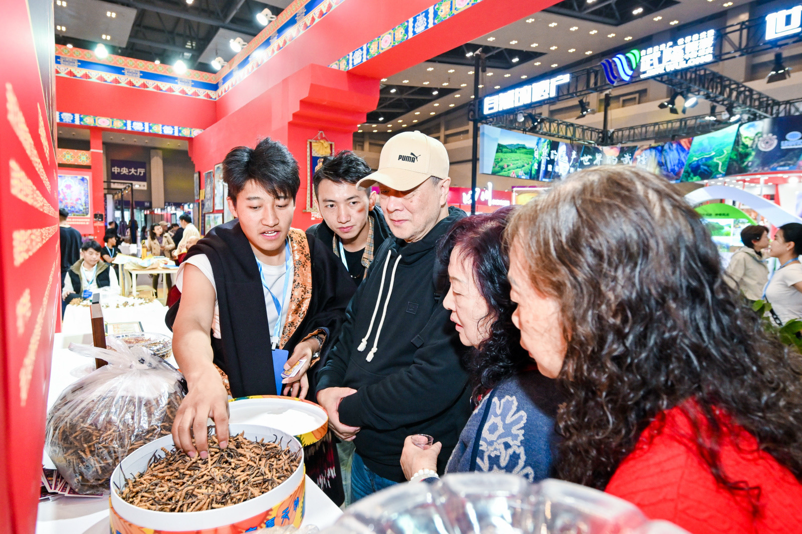 蟲草展臺吸引眾多重慶市民駐足。昌都市文化和旅游局供圖