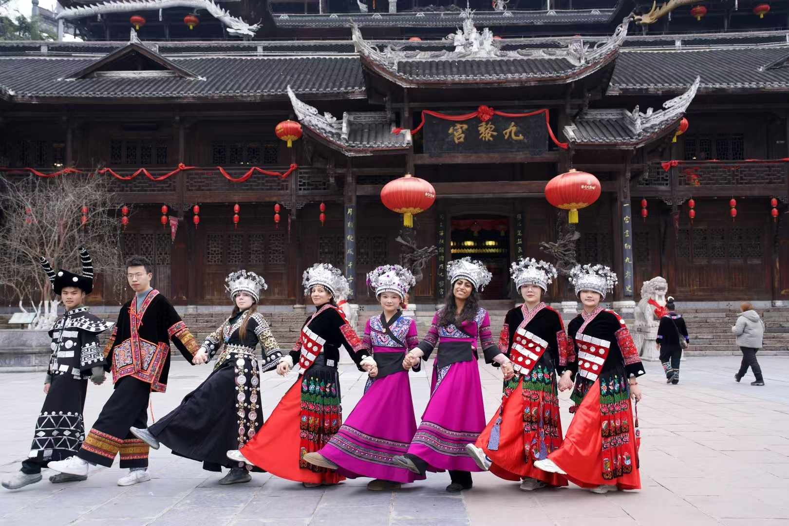 外籍游客在彭水蚩尤九黎城游玩。重慶市文化旅游委供圖