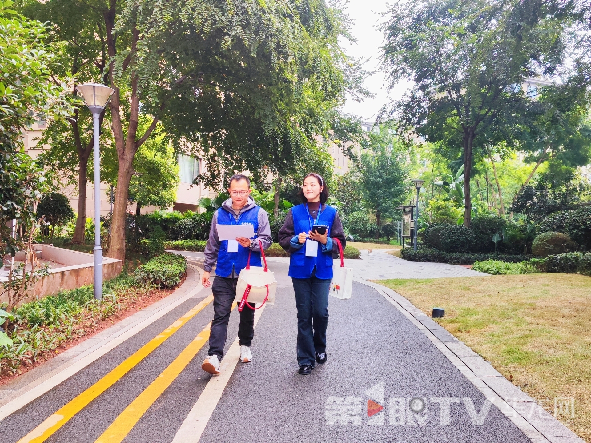 調查人員前往住戶家中。第1眼TV-華龍網記者 羅盛杰 攝