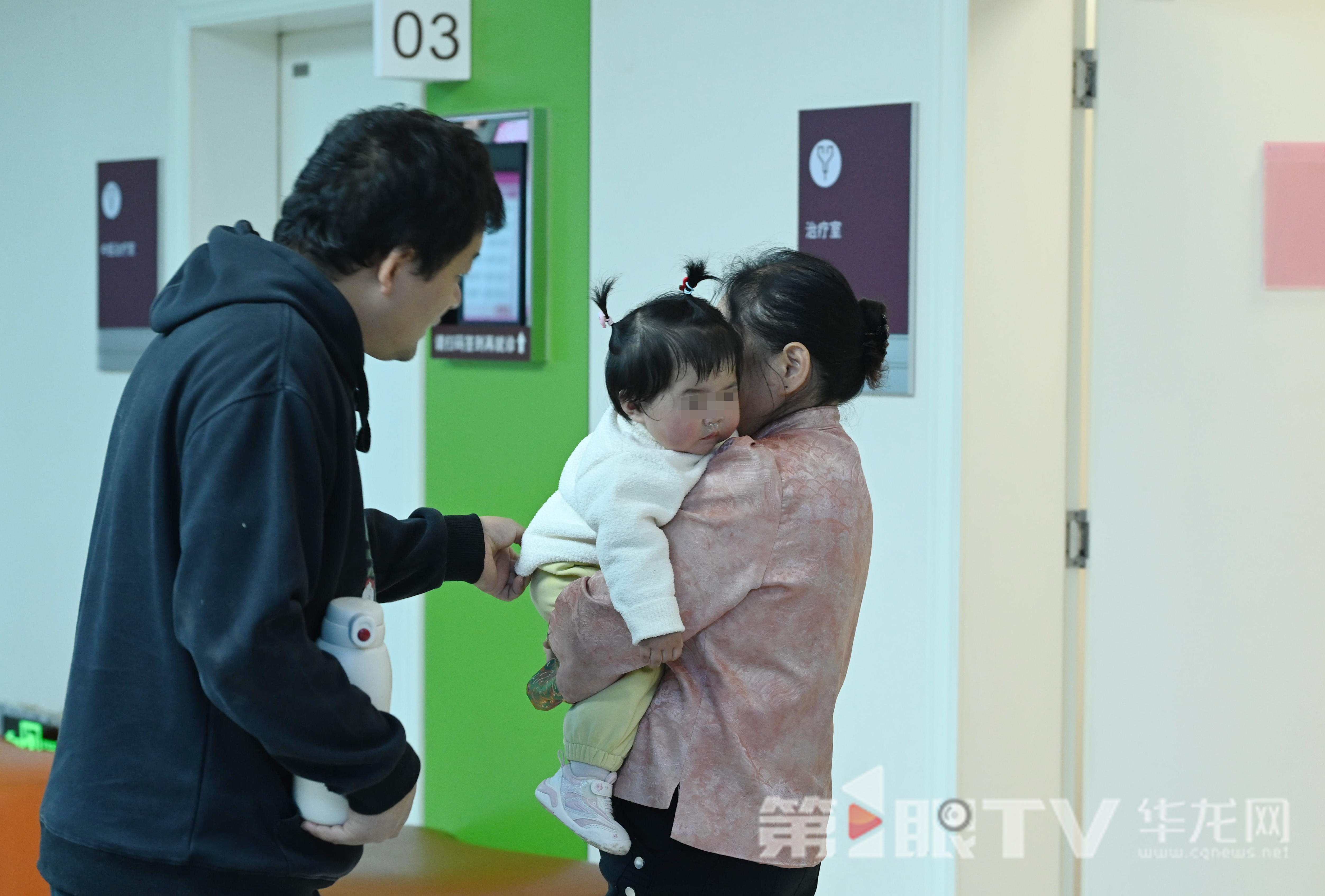 重慶市婦幼保健院內家屬帶著患兒前來治療。  第1眼TV-華龍網記者 劉潤 攝