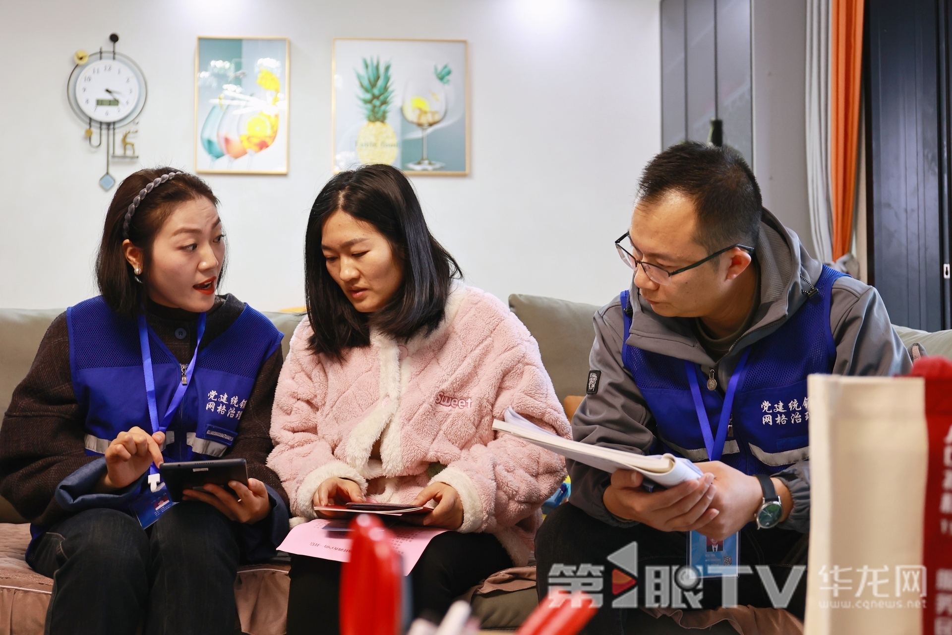 調查人員入戶登記住戶信息。第1眼TV-華龍網記者 羅盛杰 攝