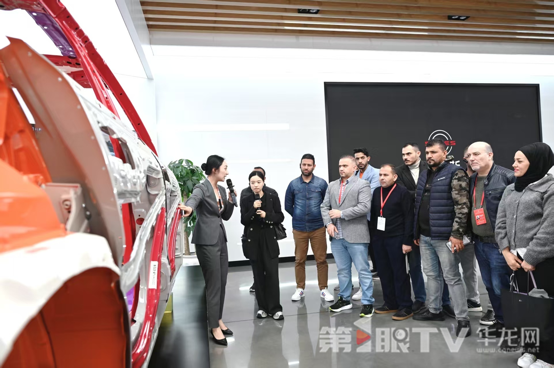 中阿媒體采風活動走進賽力斯超級工廠。 第1眼TV-華龍網記者 劉潤 攝