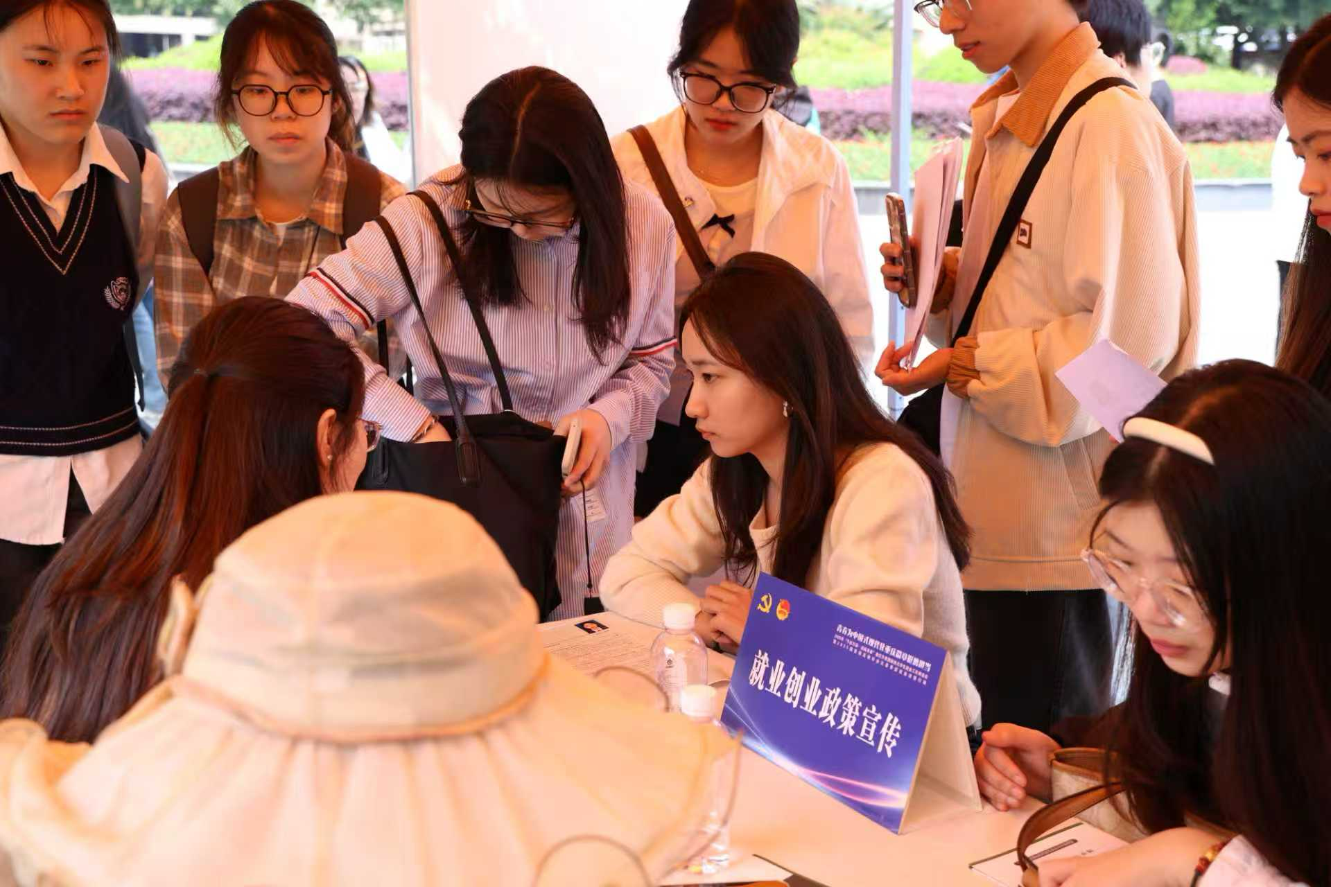 “千校萬崗·啟航青春”重慶共青團促進大學生就業工作雙選會現場。團市委供圖