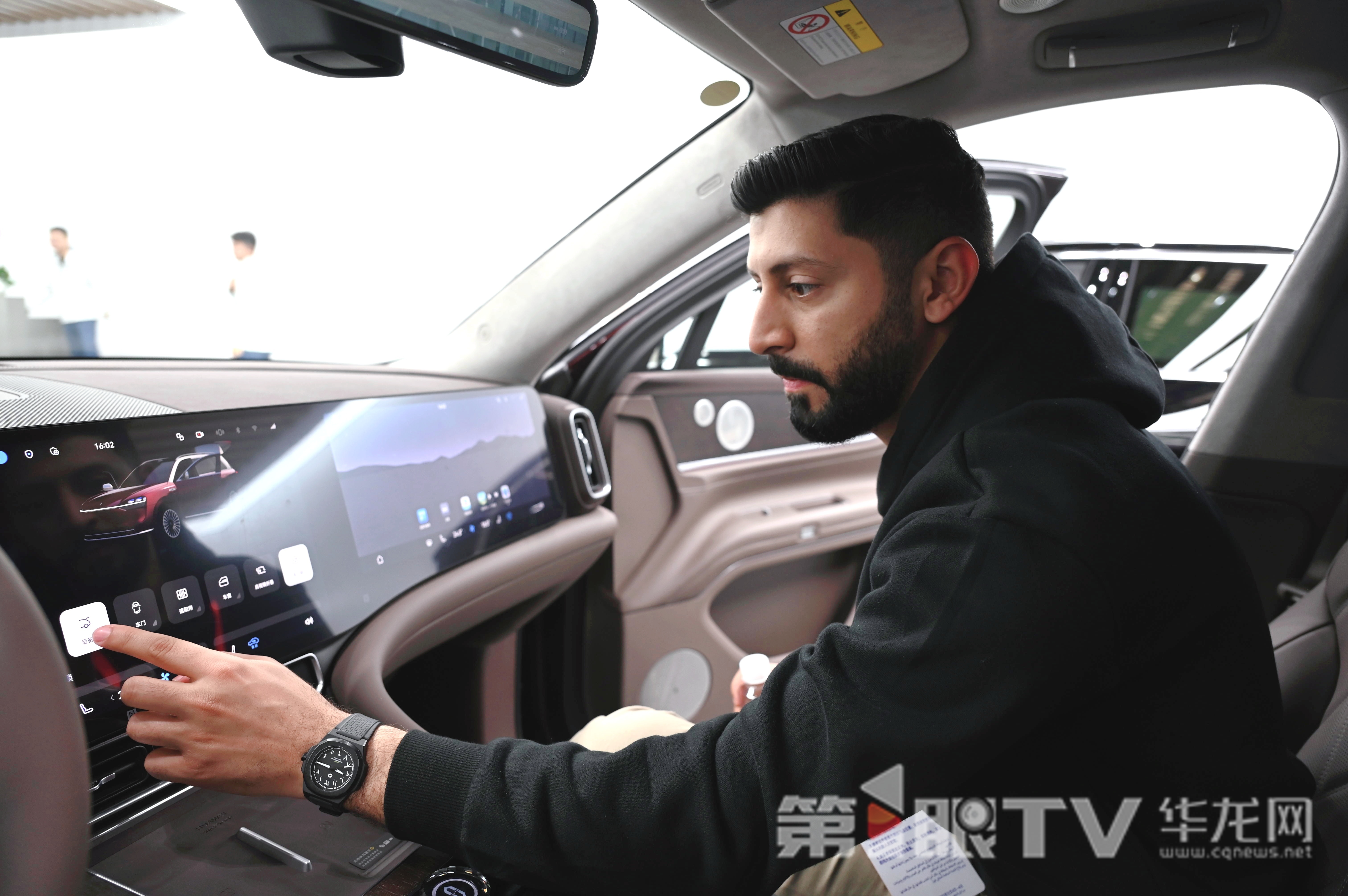 賽力斯超級工廠內中阿媒體體驗新能源汽車。 第1眼TV-華龍網記者 劉潤 攝