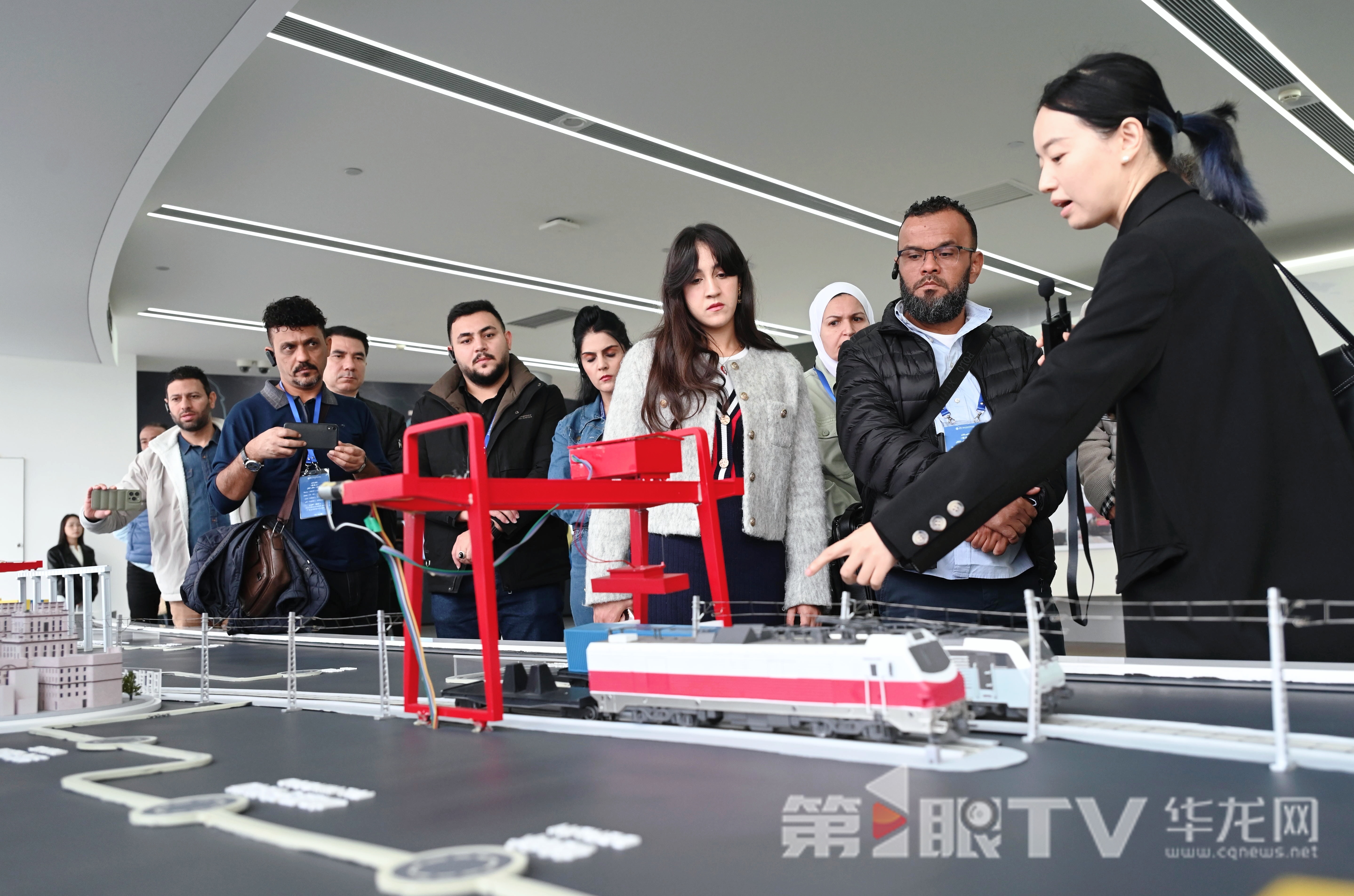 中阿媒體采風活動走進重慶國際物流樞紐展示中心。 第1眼TV-華龍網記者 劉潤 攝