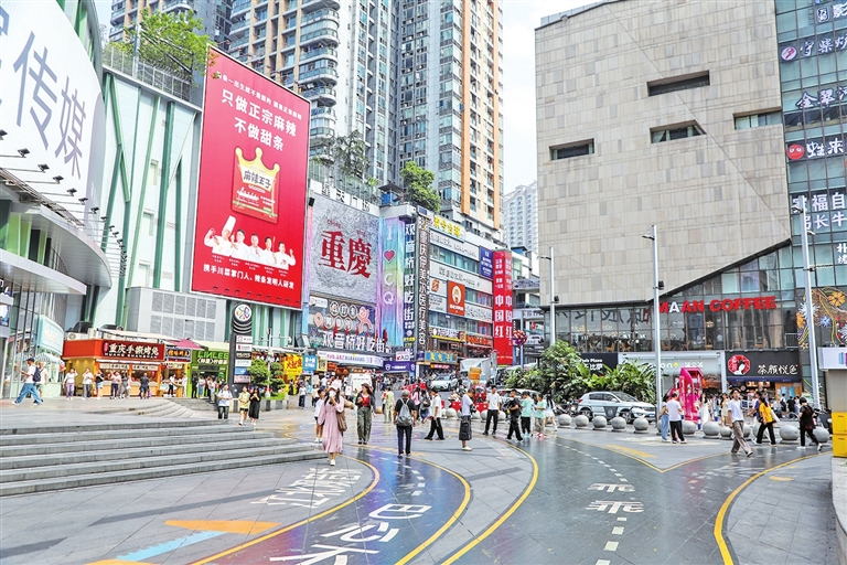 觀音橋好吃街迎來眾多游客。