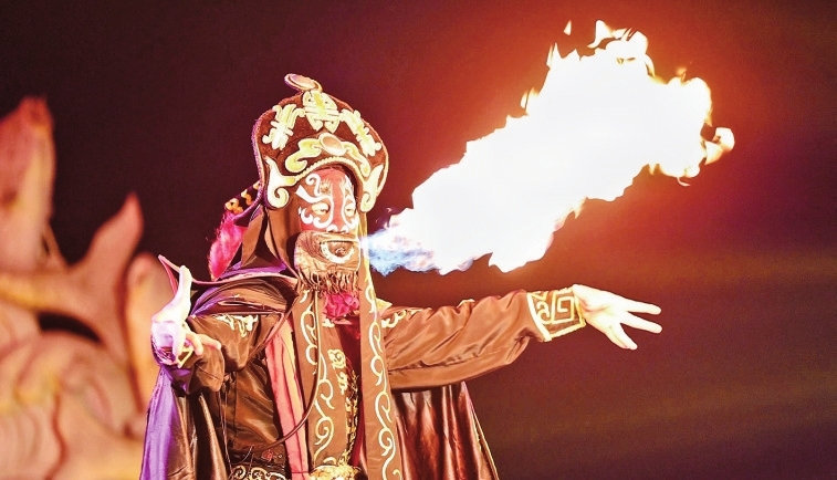 “渝味360碗”陶然居國潮美食街區上演川劇變臉。