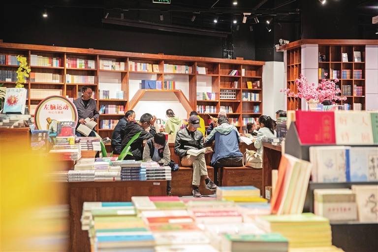 讀者在國泰廣場B2層看書。記者 王歡 攝