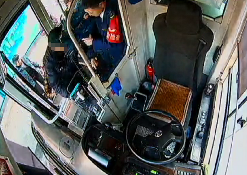 駕駛員王涌全攙扶老人上車。視頻截圖