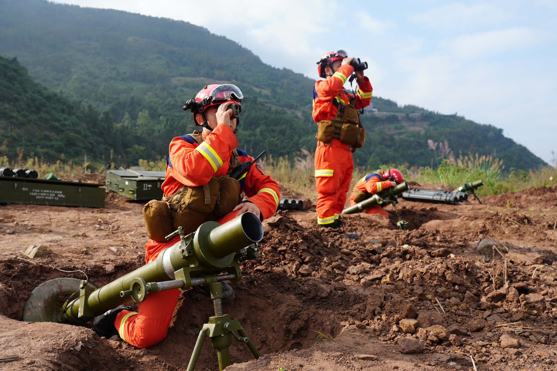 訓練現場,救援隊員對森林滅火炮測距校正。受訪單位供圖