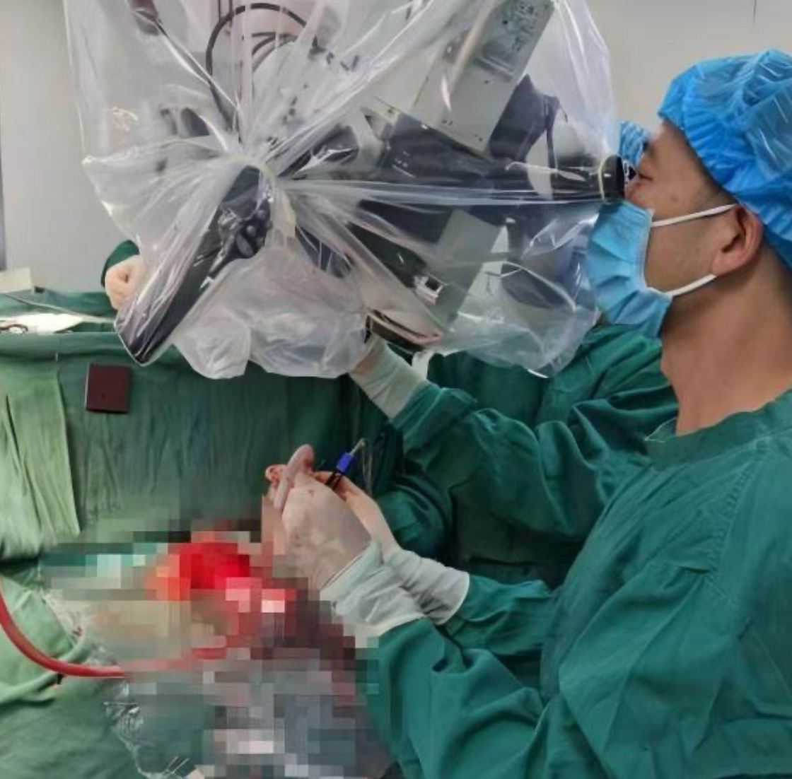 大坪醫院專家團隊正在為吳先生做手術。 大坪醫院供圖