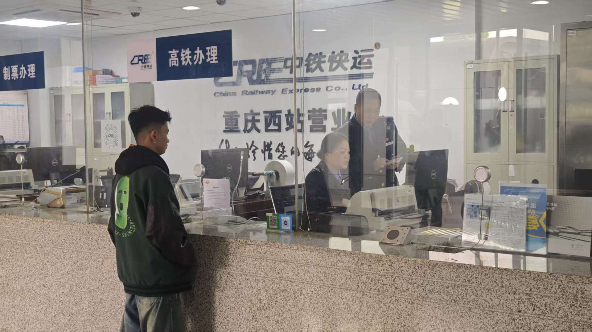 乘客正在辦理寵物托運服務。受訪單位供圖