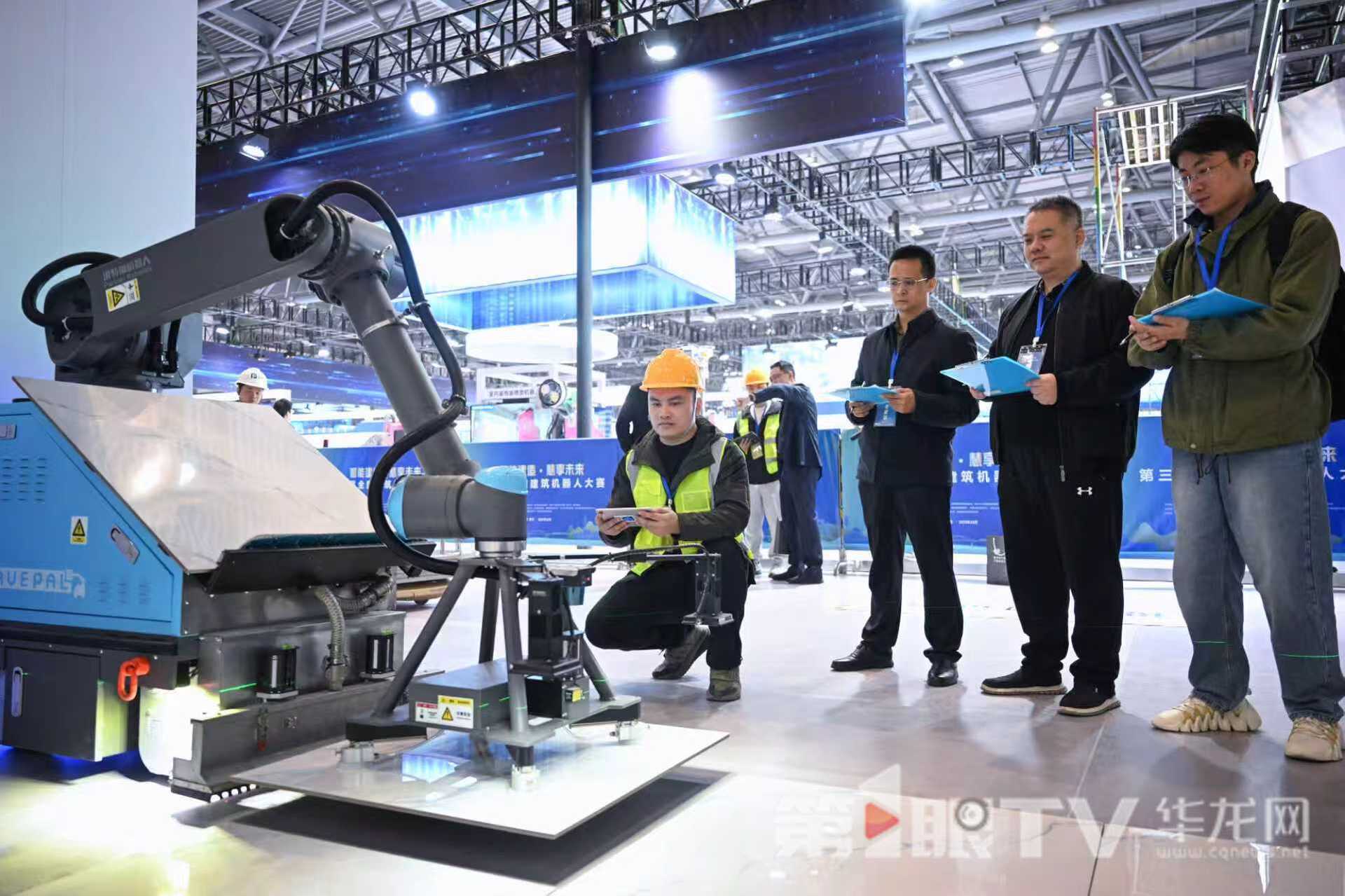 參賽人員正操作地磚鋪貼機器人。第1眼TV-華龍網記者 李一鳴 攝