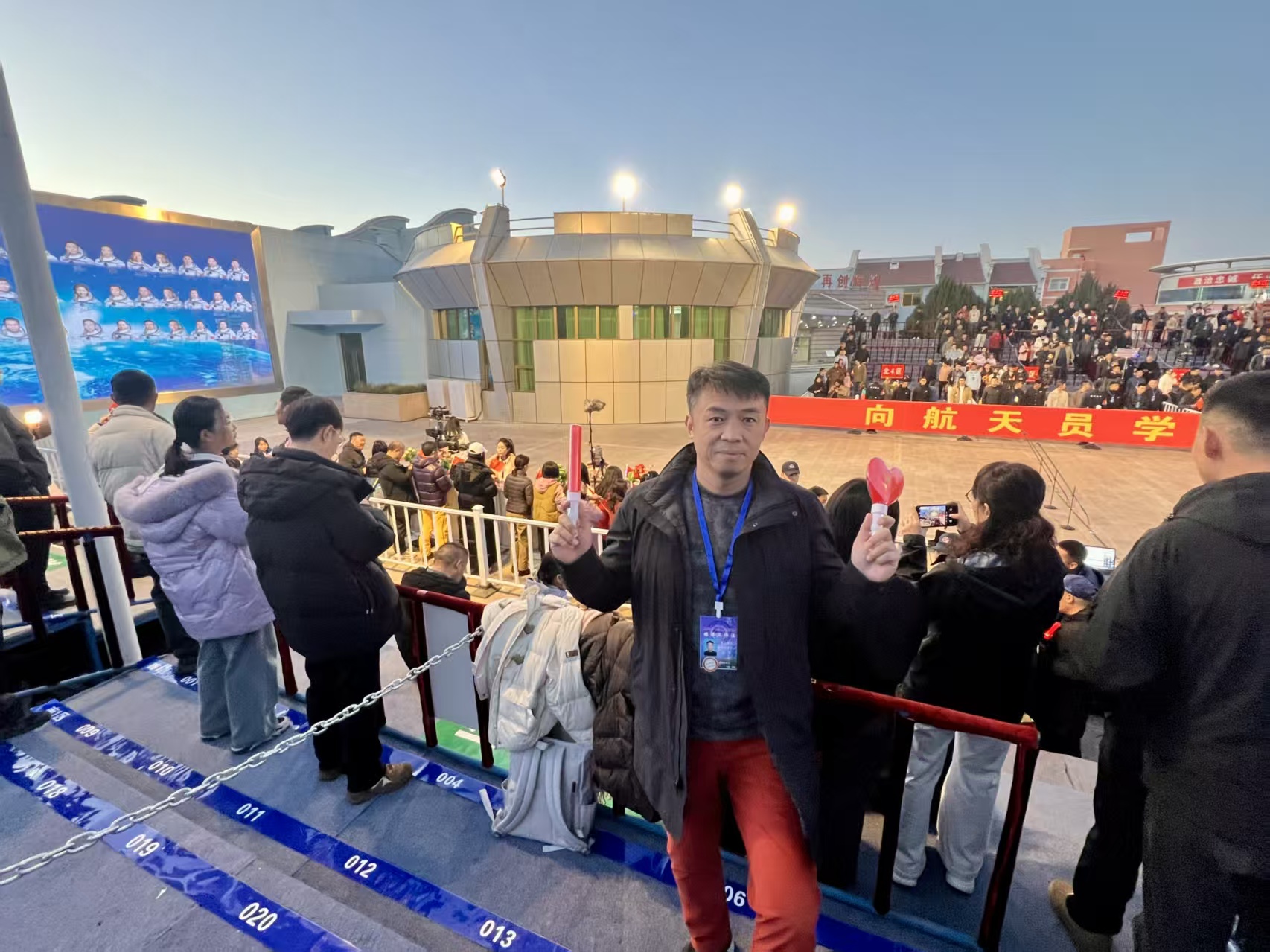 標識設計者顧欣在現場。四川美術學院供圖