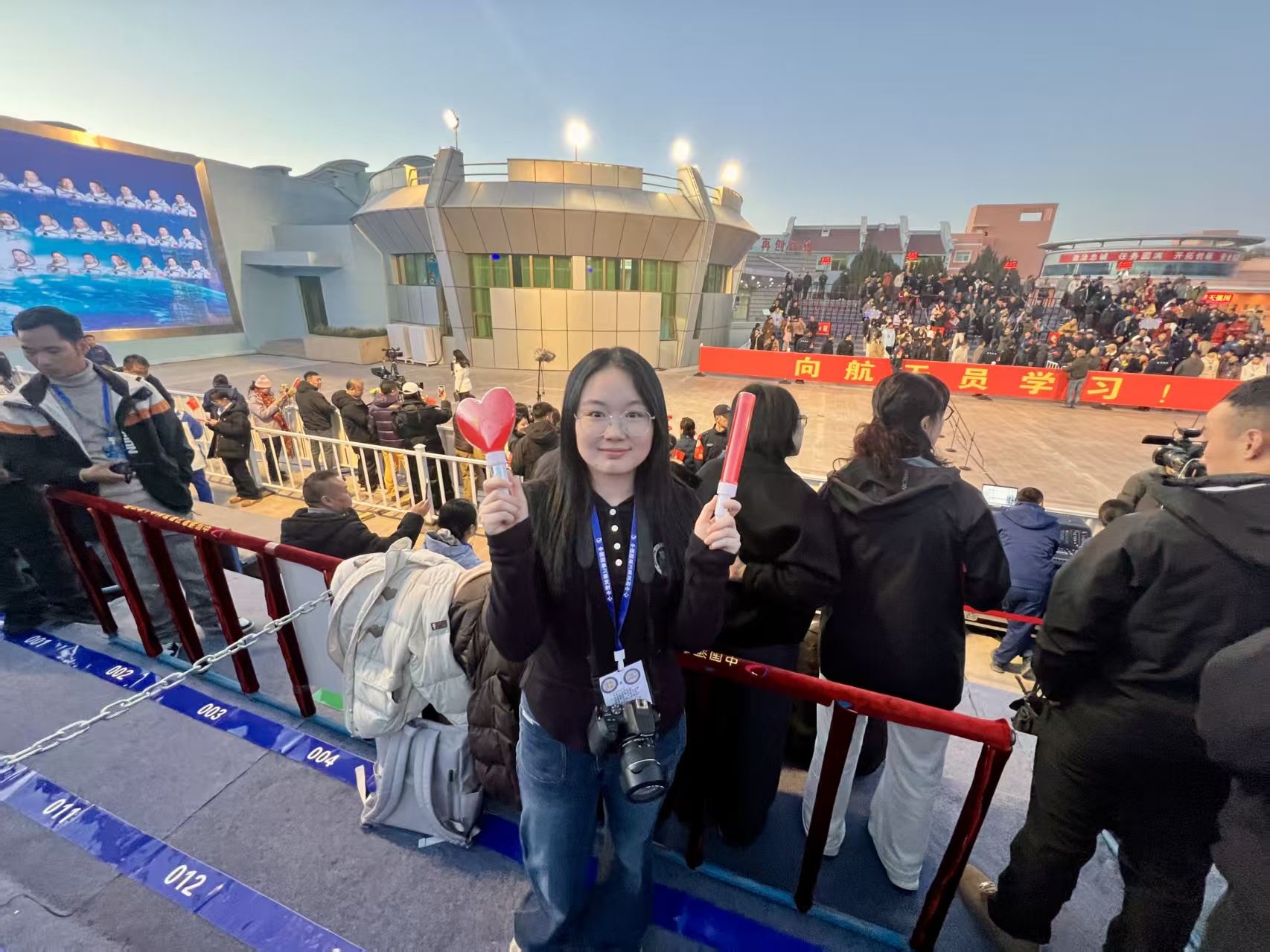 標識設計者董恬在現場。四川美術學院供圖