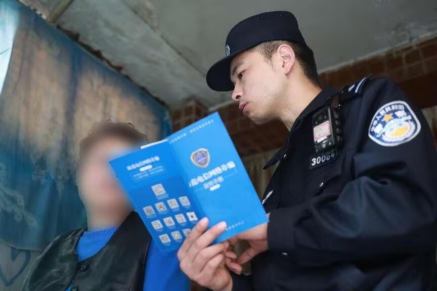 民警上門對涉詐市民進行勸阻和科普。 警方供圖