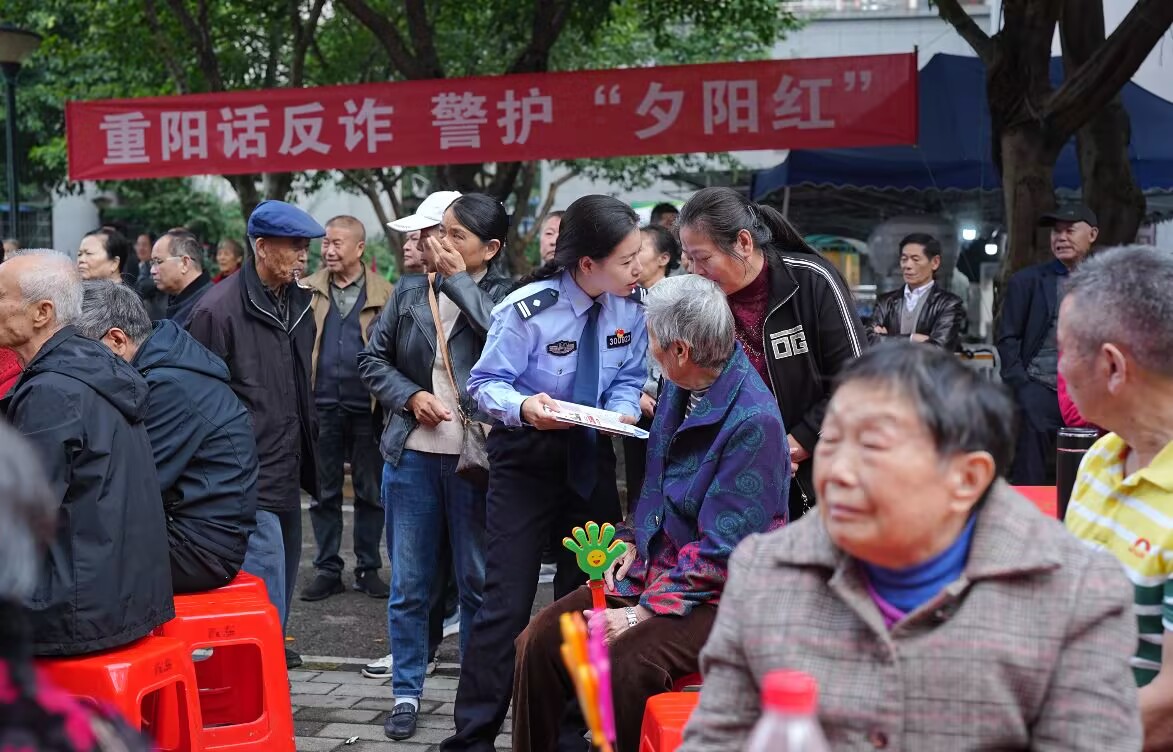 民警進行反詐宣傳。 警方供圖