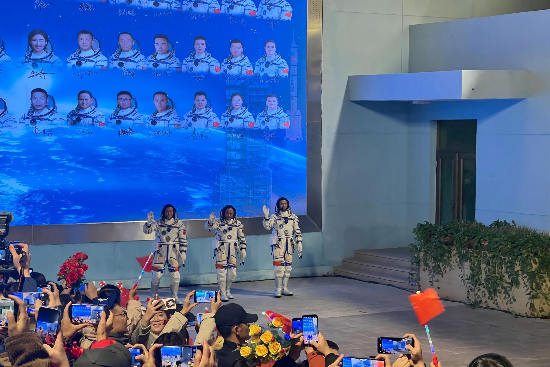 身上帶有飛行任務標識的航天員。四川美術學院供圖