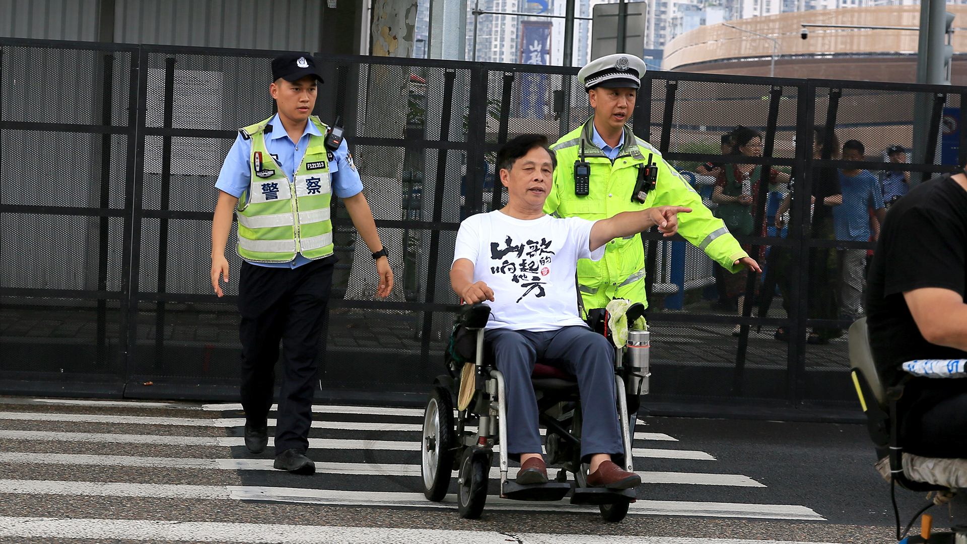 民警為市民提供幫助。巴南區公安分局供圖