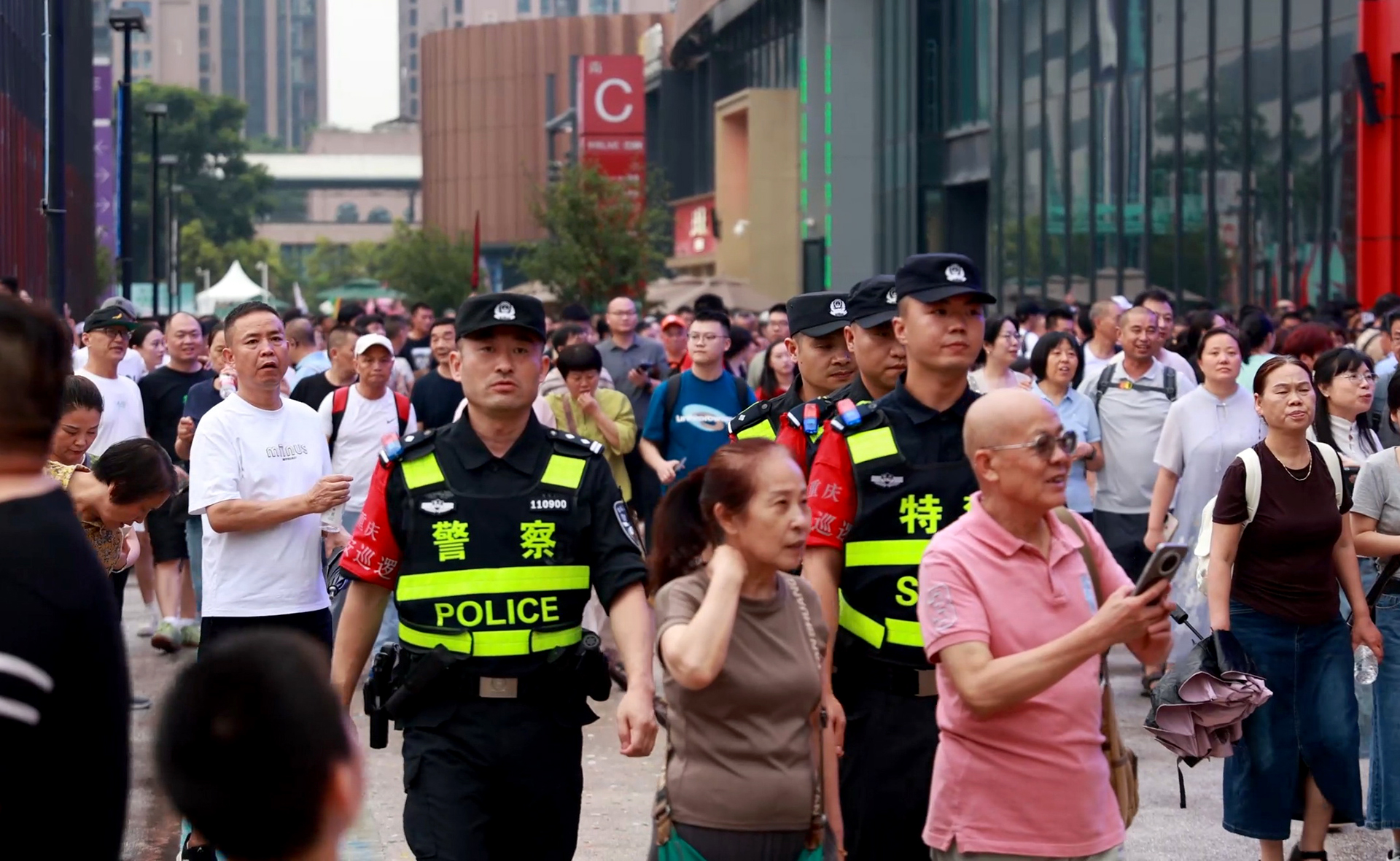 公安民警在巴南區華熙文化中心周邊巡邏。巴南區公安分局供圖