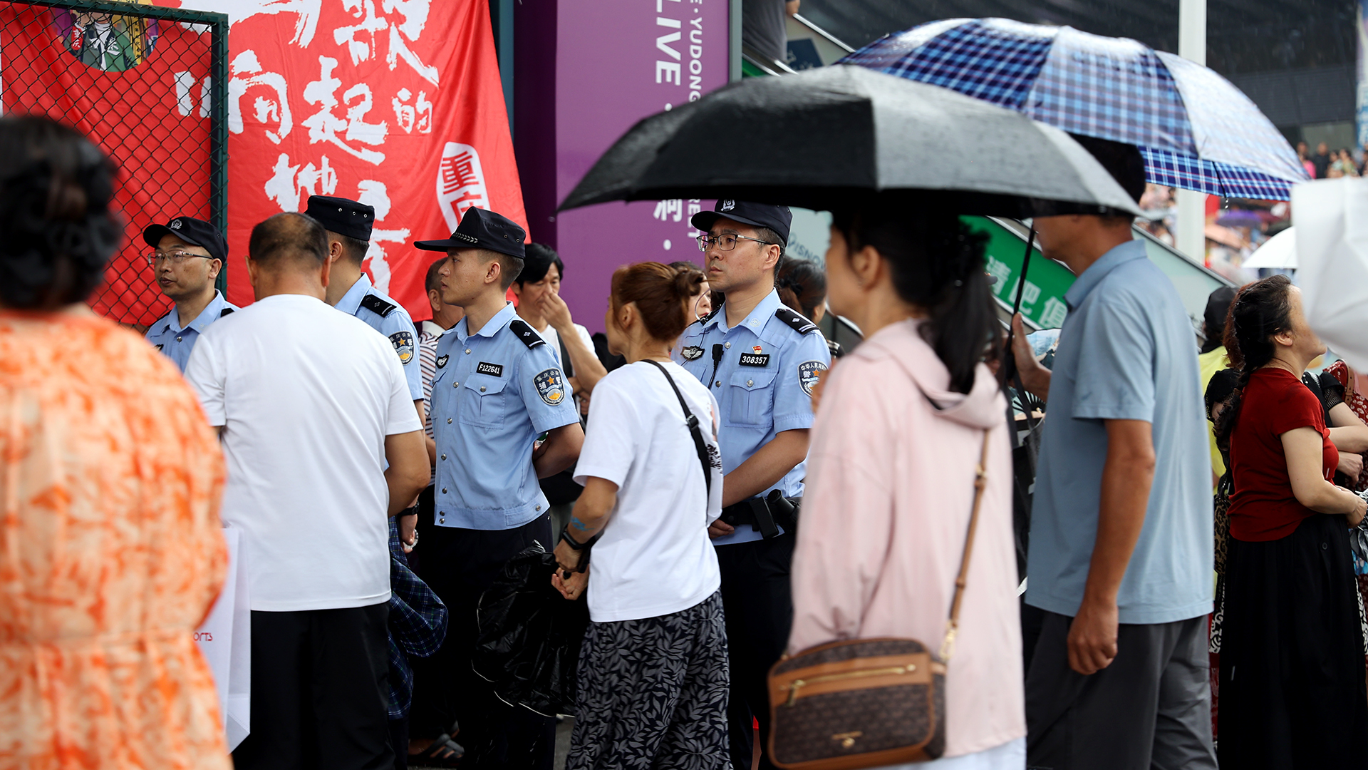 民警加強現場重點區域值守。巴南區公安分局供圖