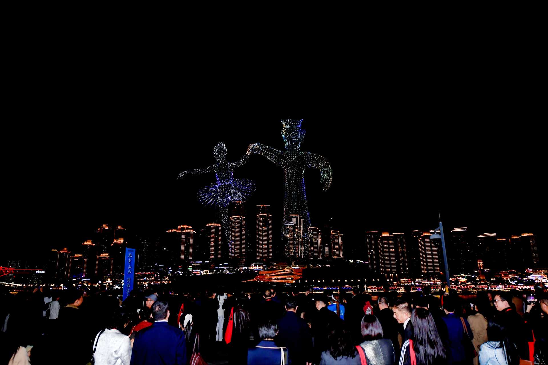 藝術節期間,重慶不定期上演無人機燈光秀。重慶市文化旅游委供圖