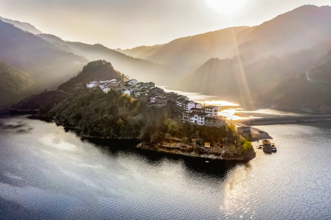 首屆入選作品《萬足移民新村》