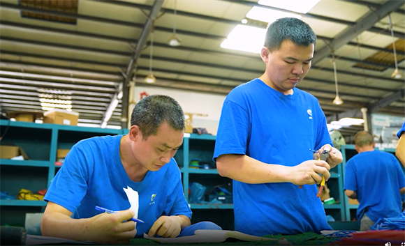 渝展電氣員工忙生產。雙福工業園供圖 第1眼TV-華龍網發