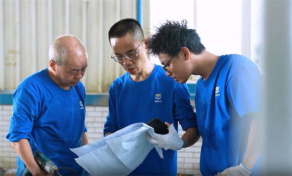 工作人員討論技術問題。雙福工業園供圖 第1眼TV-華龍網發