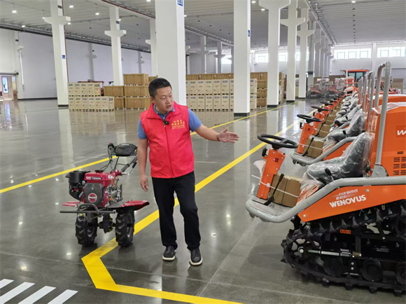 市級科技特派員到威馬農機企業現場指導。江津區委宣傳部供圖 第1眼TV-華龍網發