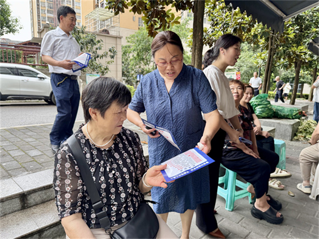 退休黨員開展反詐宣傳。圣泉街道供圖 第1眼TV-華龍網發