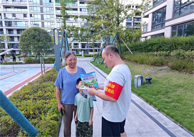 在職黨員開展防溺水宣傳。圣泉街道供圖 第1眼TV-華龍網發