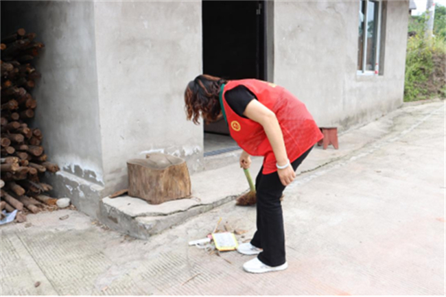 無職黨員為困難家庭打掃衛生。圣泉街道供圖 第1眼TV-華龍網發