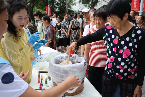 群眾參與傳統文化體驗。江北區大石壩街道供圖