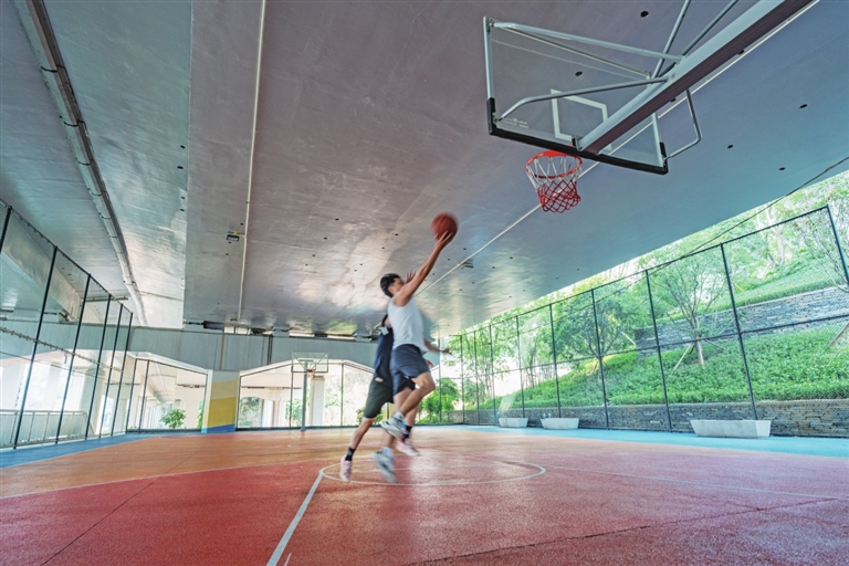 籃球愛好者在復合型運動場地享受運動的快樂。