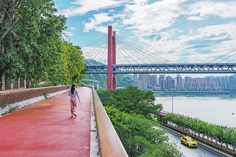 步道漫步,紅巖村大橋與濱江車流盡收眼底。