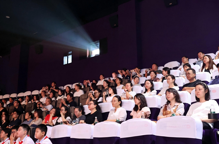 1 江北城街道全體干部職工、江北嘴實驗學校師生代表觀看直播。江北城街道供圖 第1眼TV-華龍網發