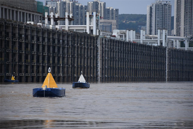 長江重慶航道局為寸灘港布設的施工期專用航標。寸灘港城公司供圖