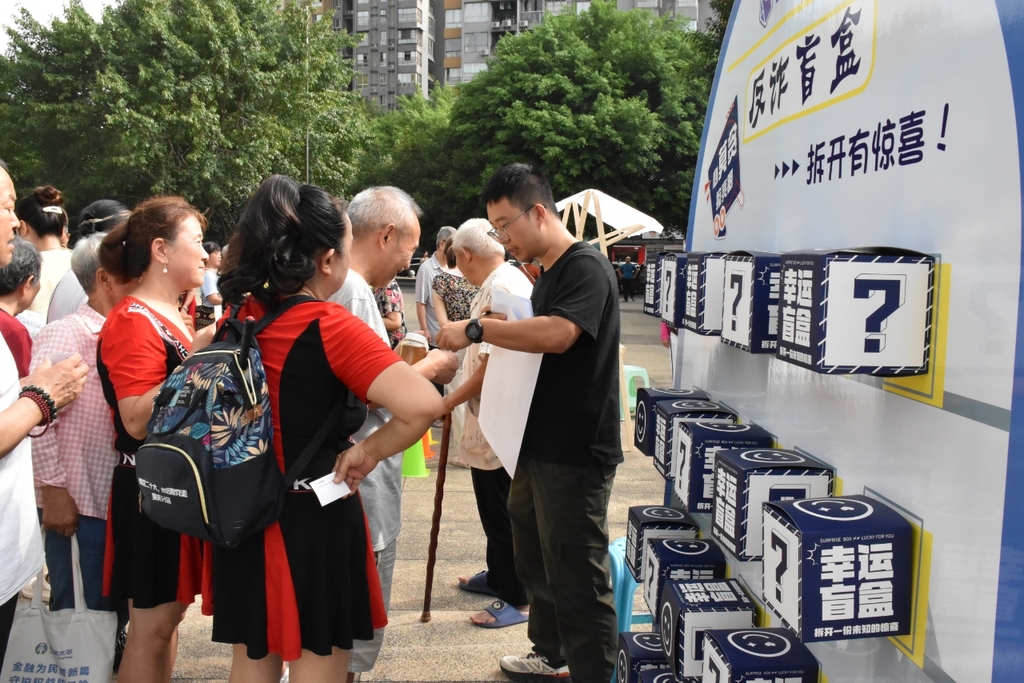 郭家沱街道開展“逛趣‘法’集市 繪無‘邪’望江”全國科普月集市活動。郭家沱街道供圖