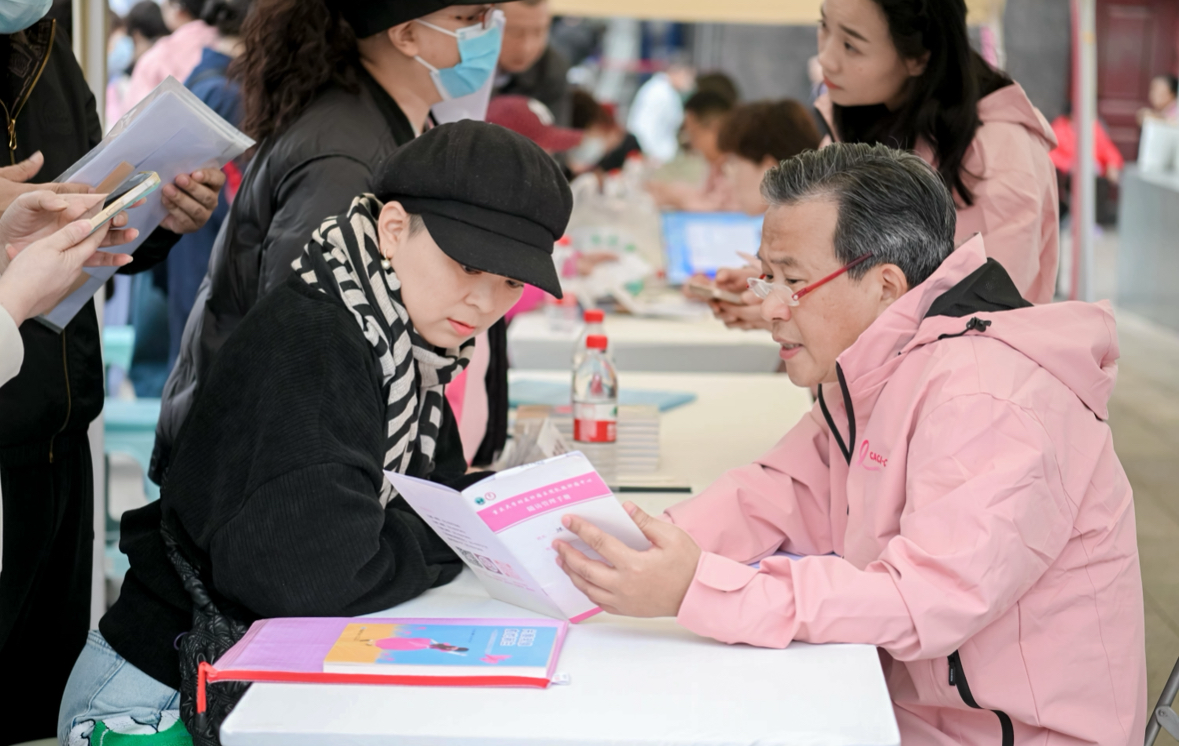 活動現場,醫生為市民科普相關知識。 重慶大學附屬腫瘤醫院供圖