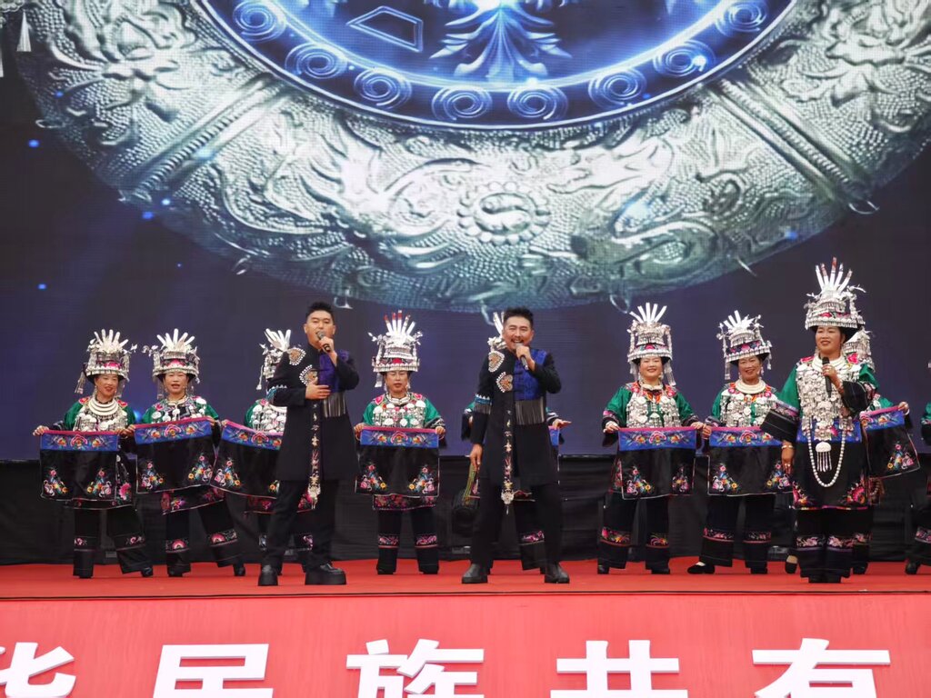 湖南省花垣縣的苗族組合唱響《講薩啰》。第1眼TV-華龍網(wǎng) 董悠 攝