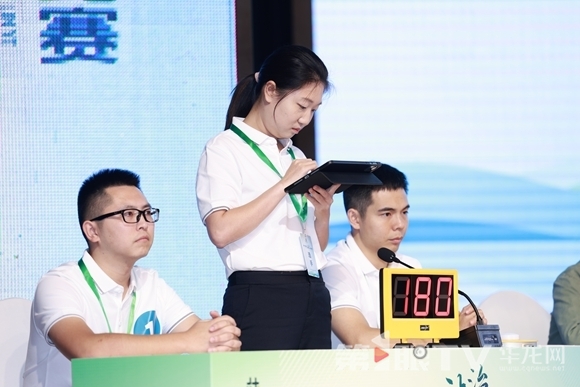 選手正在答題。第1眼TV-華龍網(wǎng)記者 張馨月 攝