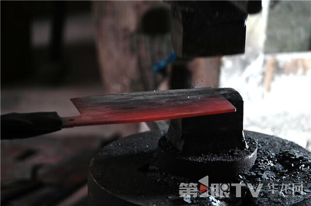 “龍水小五金鍛打技藝”被列入重慶市非物質(zhì)文化遺產(chǎn)名錄,。第1眼TV-華龍網(wǎng)記者 劉潤 攝