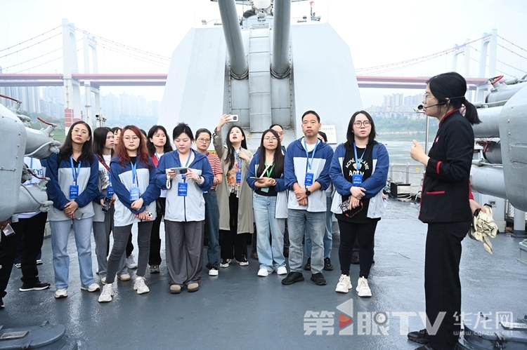 來自全國的融媒體記者采訪166艦。 第1眼TV-華龍網(wǎng)記者 劉潤 攝