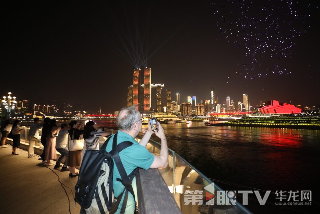 游客举起手机拍照。第1眼TV-华龙网首席记者 李文科 摄